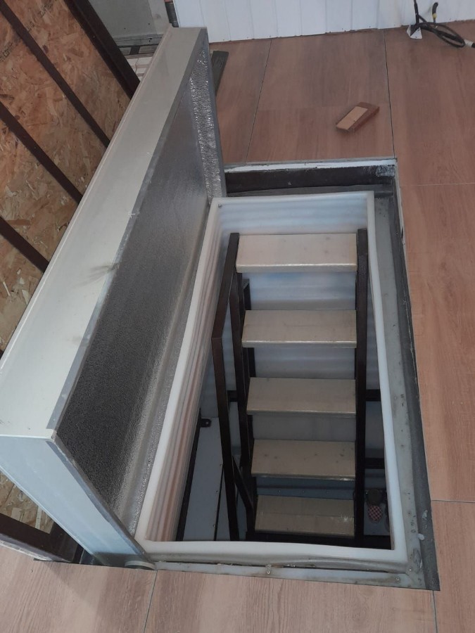 Штатная крышка кессона горловины пластикового погреба